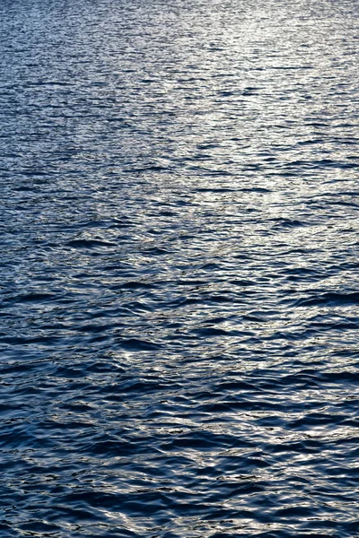 El concepto de relajarse en el reflejo del mar del sol dorado — Foto de Stock