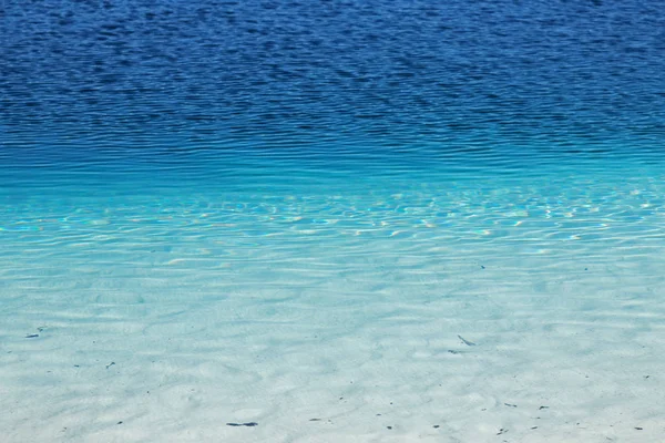 El concepto de relajarse en el agua limpia cerca de la costa — Foto de Stock