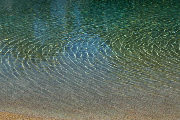 Le concept de détente dans l'eau propre près du littoral — Photo