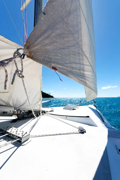 Il concetto di navigazione e velocità del vento con la vela — Foto Stock