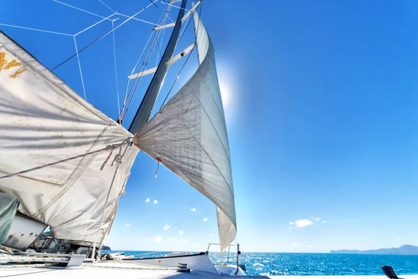 Het concept van de snelheid van de navigatie en wind met de zeilen — Stockfoto