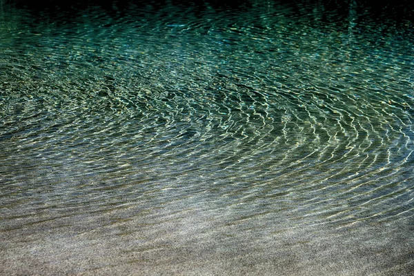 Il concetto di relax nell'acqua pulita vicino alla costa — Foto Stock