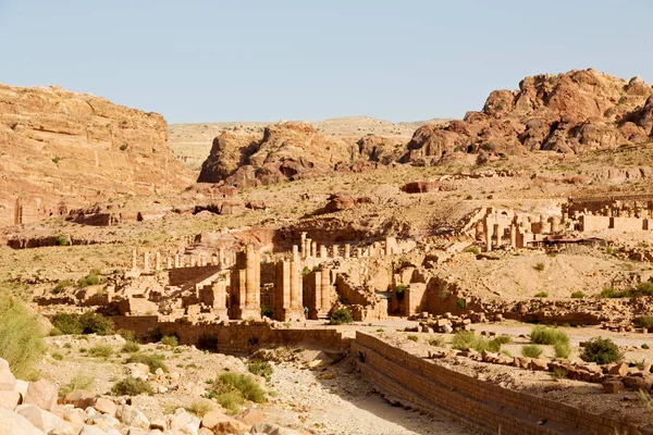 Die antike Straße voller Säulen und Denkmäler — Stockfoto