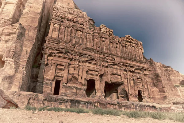 Tumba en el sitio antiguo de petra en Jordania — Foto de Stock