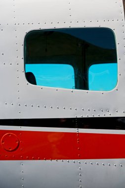 küçük popüler uçak Havaalanı penceresinde otopark