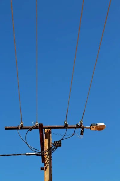 Linha de energia com poste elétrico no céu claro — Fotografia de Stock