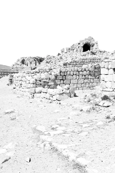 De oude kaste en zijn ruïnes in de hemel — Stockfoto