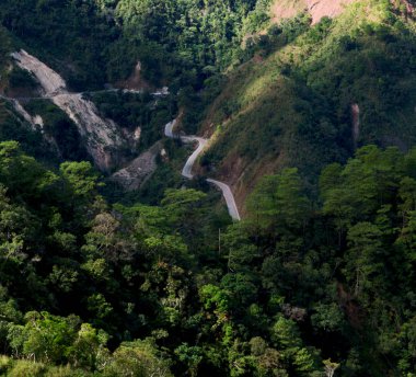 Banaue Unesco sitesinden pirinç elde etmek için Filipinler teras sahasında bulanıklık