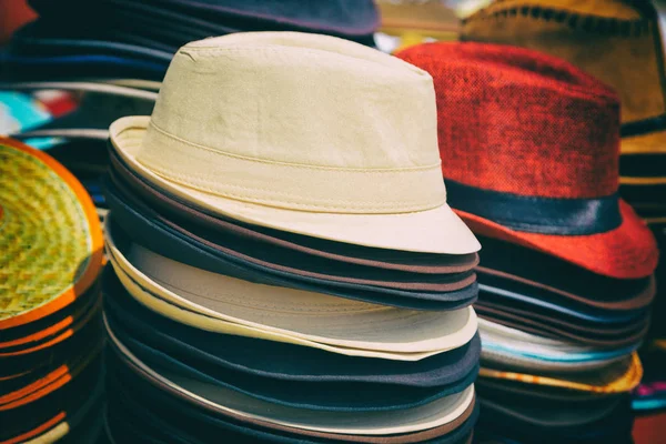 Dans un vieux marché beaucoup de chapeaux colorés — Photo