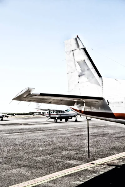 Парковка в аеропорту маленький популярний літак — стокове фото