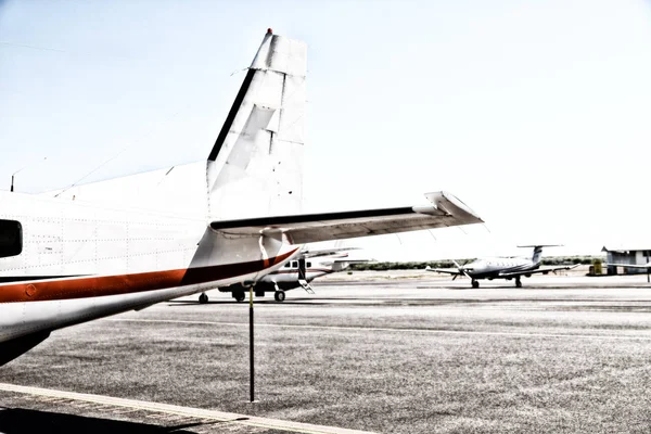 Aparcamiento en el aeropuerto pequeño avión popular — Foto de Stock