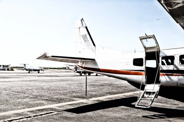 Estacionamento no aeroporto pouco popular avião — Fotografia de Stock