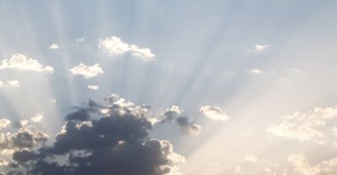 bulutlar ve ışık güneşli ray boş gökyüzü çok