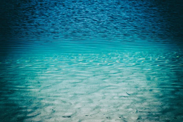 El concepto de relajarse en el agua limpia cerca de la costa —  Fotos de Stock
