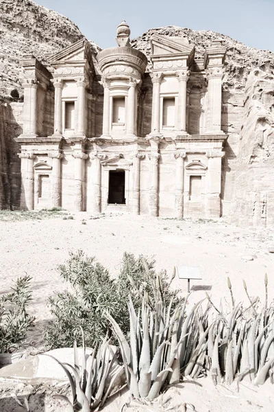 Zabytkowe miejsca petra w Jordanii klasztoru — Zdjęcie stockowe