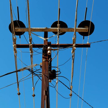 Avustralya açık havada elektrik direği ile güç hattı kavramı