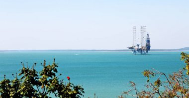  bir off shore platformu açık okyanusta