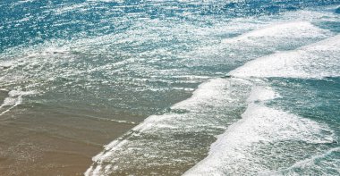 güneş ışığı okyanusta dalga ile