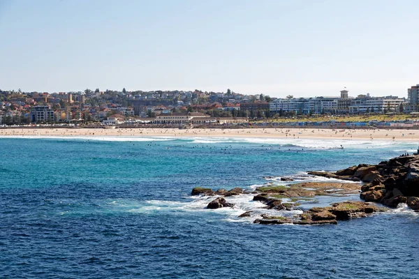 AUSTRALIA,SYDNEY-CIRCA  AUGUST 2017-unidentified people and surf — Stock Photo, Image