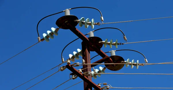 Güç hattı açık havada elektrik direği ile — Stok fotoğraf