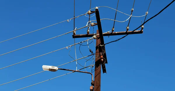 Linha de energia com poste elétrico no céu claro — Fotografia de Stock