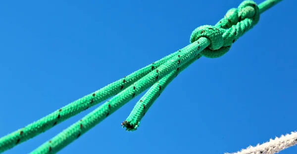 Una vieja cuerda de catamarán en el cielo como concepto abstracto — Foto de Stock