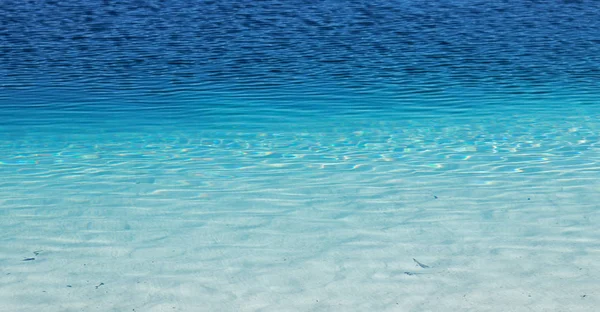 해안선 근처 깨끗 한 물에서 휴식의 개념 — 스톡 사진