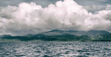 bir tekne güzellikler kıyı şeridi deniz ve rock 