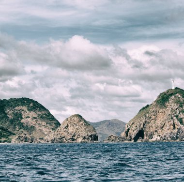 bir tekne güzellikler kıyı şeridi deniz ve rock 