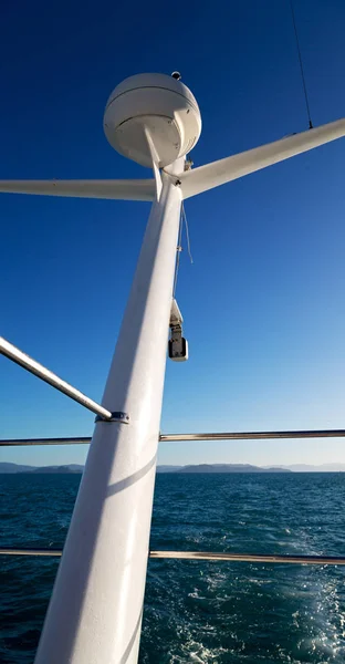 Céu Vazio Claro Radar Catamarã Esconde Segurança — Fotografia de Stock