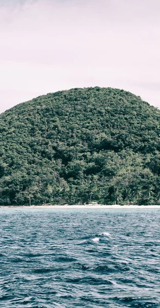 Z łodzi w piękną panoramę wybrzeża Morza i rock — Zdjęcie stockowe