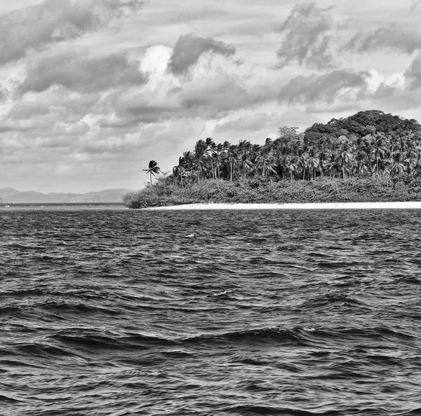 Vanaf een boot in prachtige panorama kustlijn zee en rock — Stockfoto