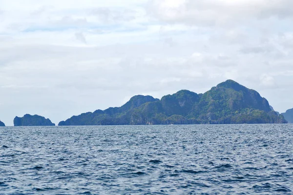 Från en båt i vackra panorama kustlinje havet och rock — Stockfoto