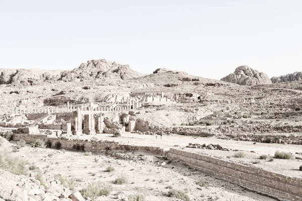 La strada antica piena di colonne e patrimonio — Foto Stock