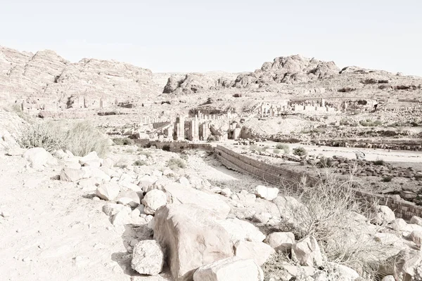 La strada antica piena di colonne e patrimonio — Foto Stock