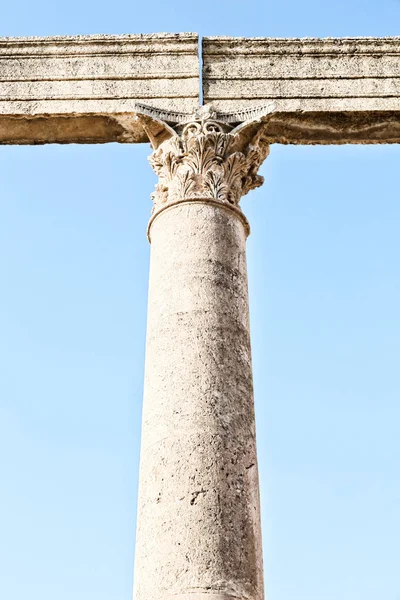 Die antike Säule und die archäologische Stätte klassisches Erbe — Stockfoto