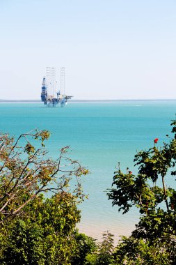  bir off shore platformu açık okyanusta