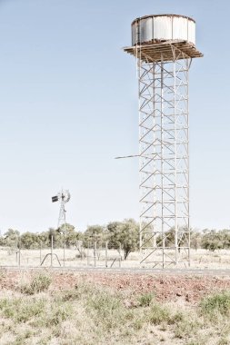  içinde taşra asfalt hattı ve su tankı ile