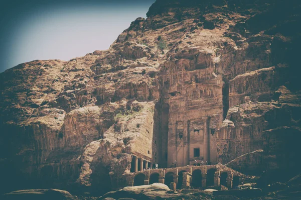 Tumba en el sitio antiguo de petra en Jordania — Foto de Stock