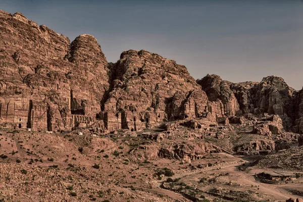 Гробница в античном месте Петры в Иордании — стоковое фото