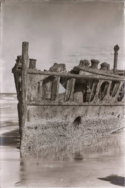 Le bateau antique rouillé et endommagé et la corrosion — Photo