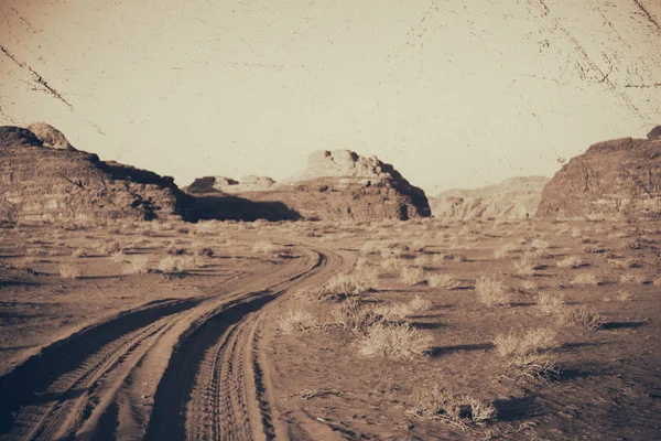 En la arena del desierto y destino de aventura de montaña — Foto de Stock