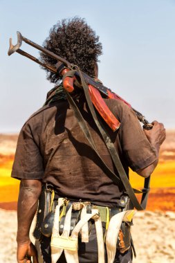  arazi danakil Etiyopya Afrika'da siyah bir asker ve silahını yatılı arıyorsunuz