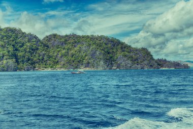 Filipinler 'deki bulanıklık, teknenin ve Pasifik Okyanusu' nun arka planının manzarası.