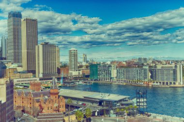Avustralya'da sydney köprüden ofis ve şehir manzarası