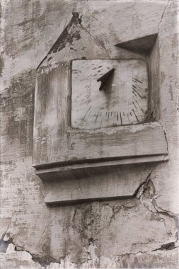 Ve antika duvardaki cüce.