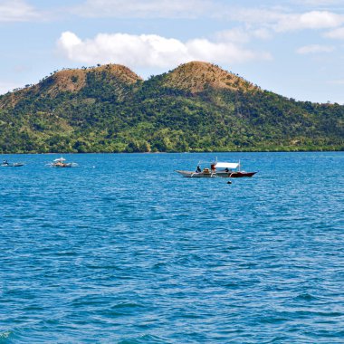 Filipinler 'deki bir tekneden El Nido Palawan yakınlarındaki yılan adasından güzel bir panorama kıyısı denizi ve kaya 