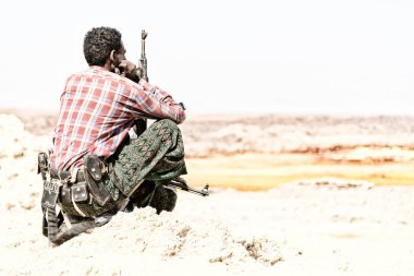  arazi danakil Etiyopya Afrika'da siyah bir asker ve silahını yatılı arıyorsunuz