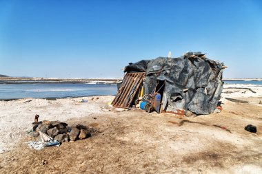 Etiyopya Afrika'da tuzlu iş yerinde yoksulluk ve iş kulübede