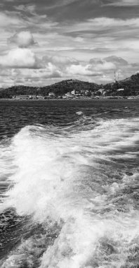   Tekne ve Pasifik Okyanusu görünümünden   